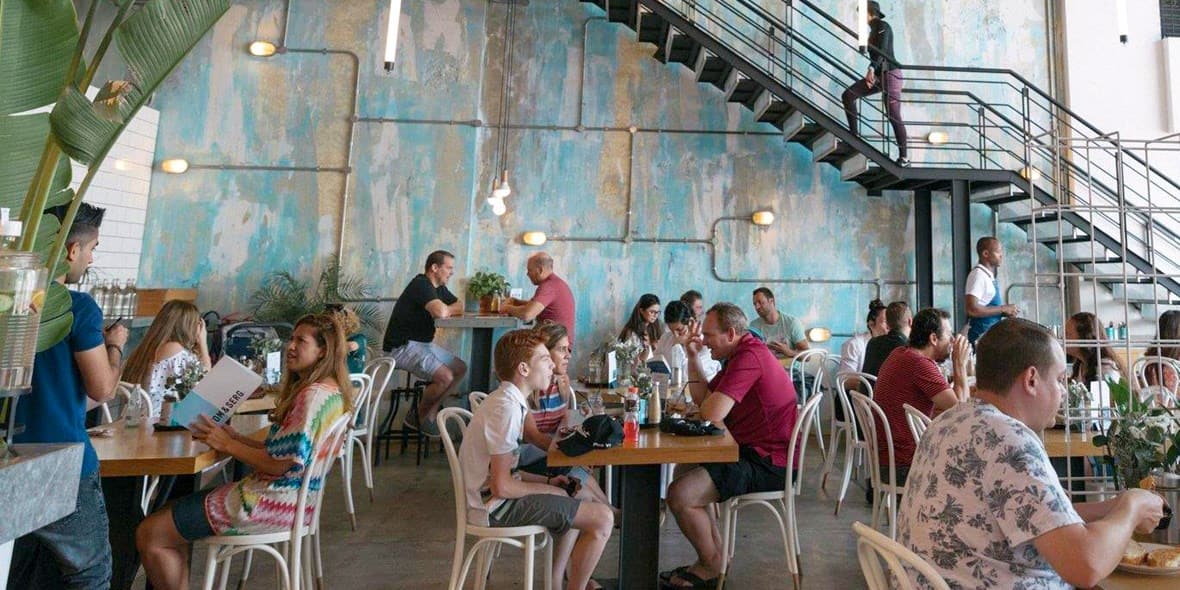 /GatherContent/article/a/al-quoz-hotspots/media/al-quoz-hotspots-tom-and-serge-dine-2