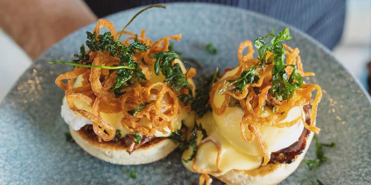 best-dishes-in-dubai-tom-and-serg-aussie-bendict-fb
