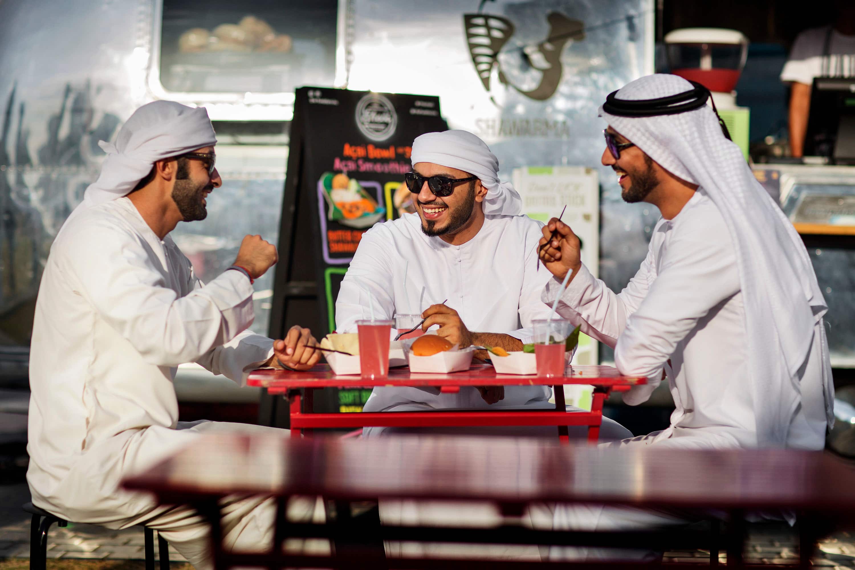 Сколько брать с собой в дубай. ОАЭ люди. Арабы в кафе. Жители Дубая. Обеденный арабские эмираты.