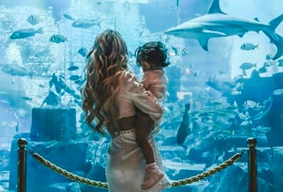 Madeleine mit Mason vor dem Aquarium im Atlantis, The Palm.