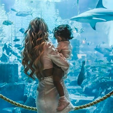 Madeleine mit Mason vor dem Aquarium im Atlantis, The Palm.