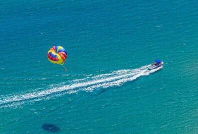 Parasailing in Dubai