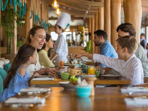 fun-family-restaurants-in-dubai-beachcombers-2