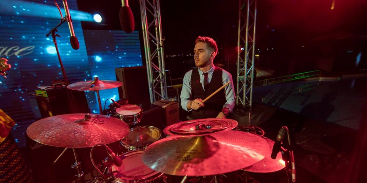 local-live-music-in-dubai-qs-lounge-2