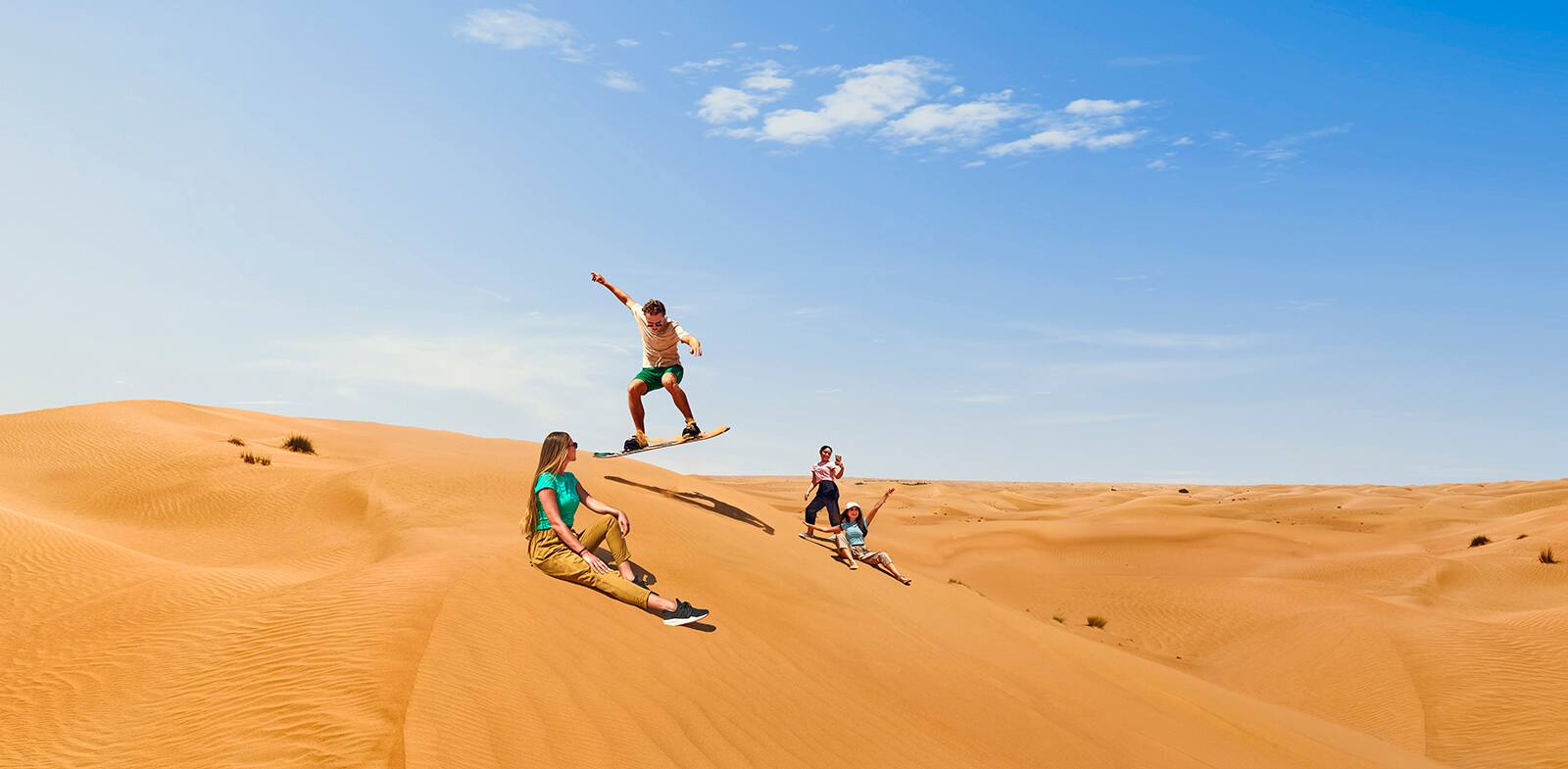 shaun-white-in-dubai-sand-boarding