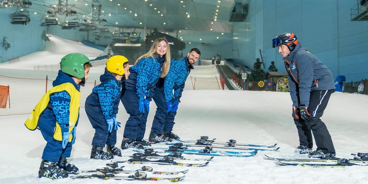 أفضل أنشطة سياحية في دبي 2025 - اكتشاف منطقة السكي دبي لمحبي تزلج الثلج