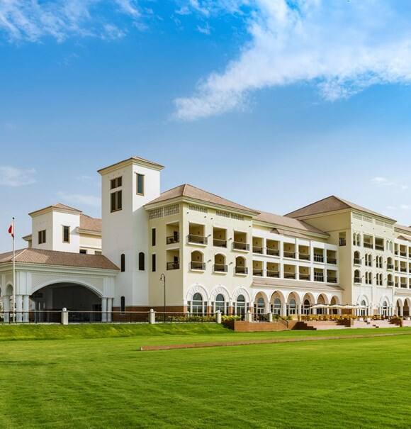 Ein Gebäude des Dubaier Al Habtoor Polo Resort