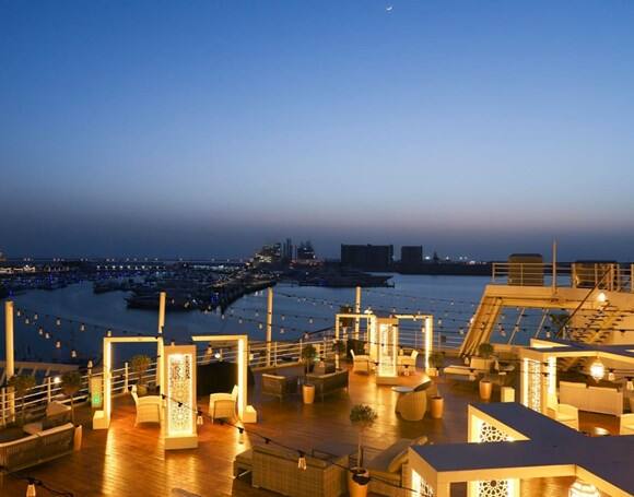 Innenhof im Dubai Raffles bei Nacht