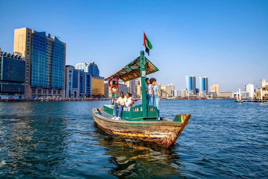 Погода в Дубае, лодка-абра, Африка