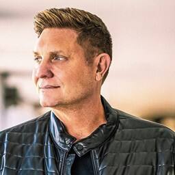 Kurt Darren live Visit Dubai