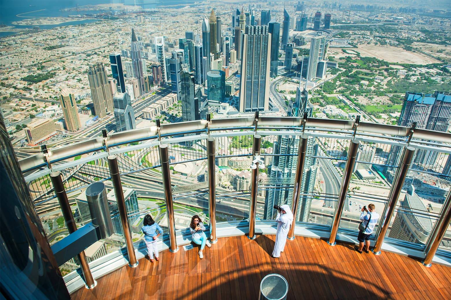 Дубай бурдж халифа 2024. Смотровая площадка. Дубай с высоты. Дубай рамка смотровая площадка. Высотка в Дубае высота.