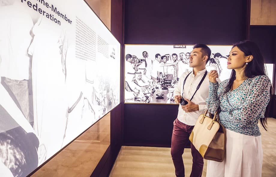 Touristen bei einer Ausstellung im Etihad Museum