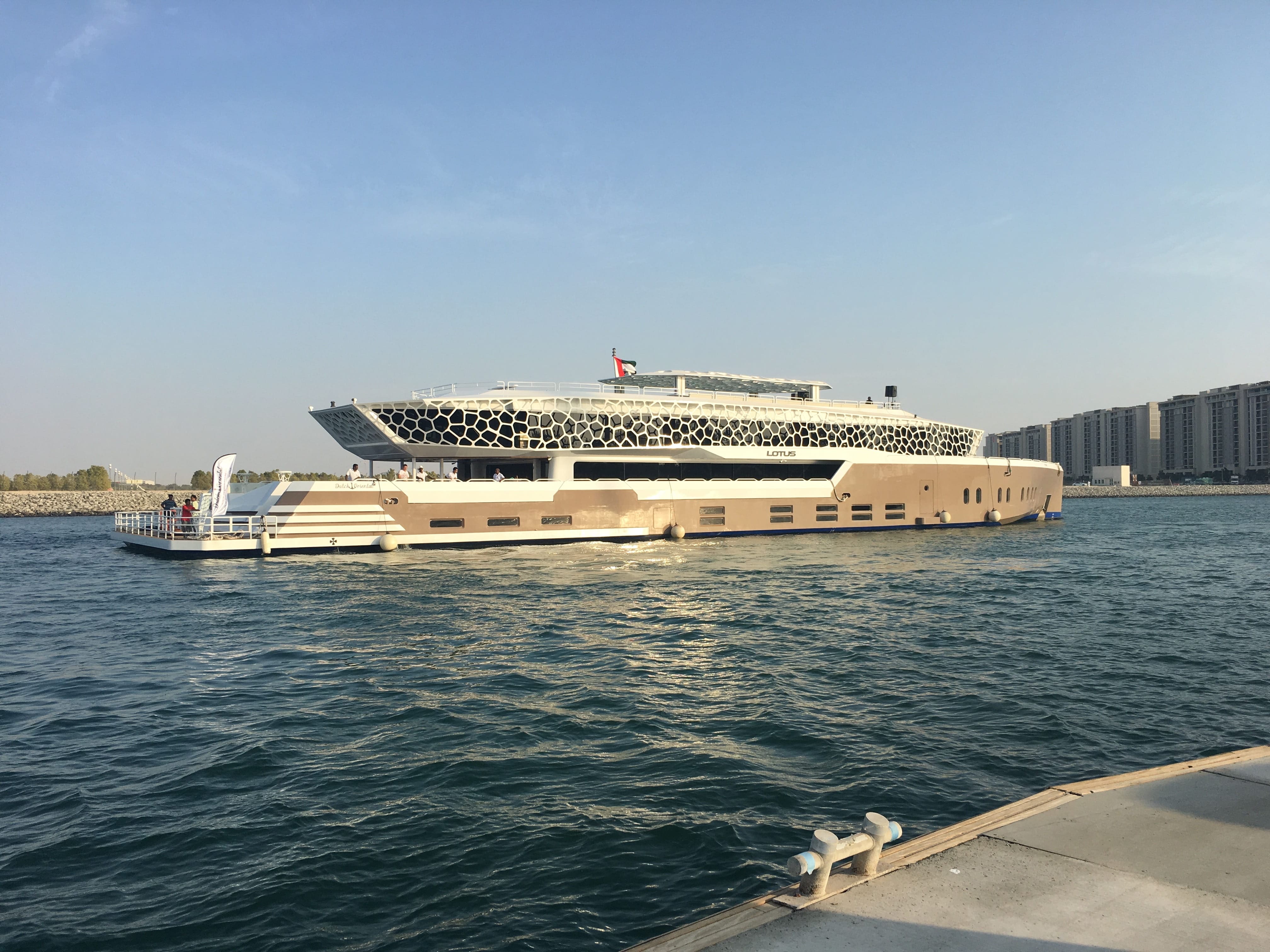 dubai mega yacht cruise trip