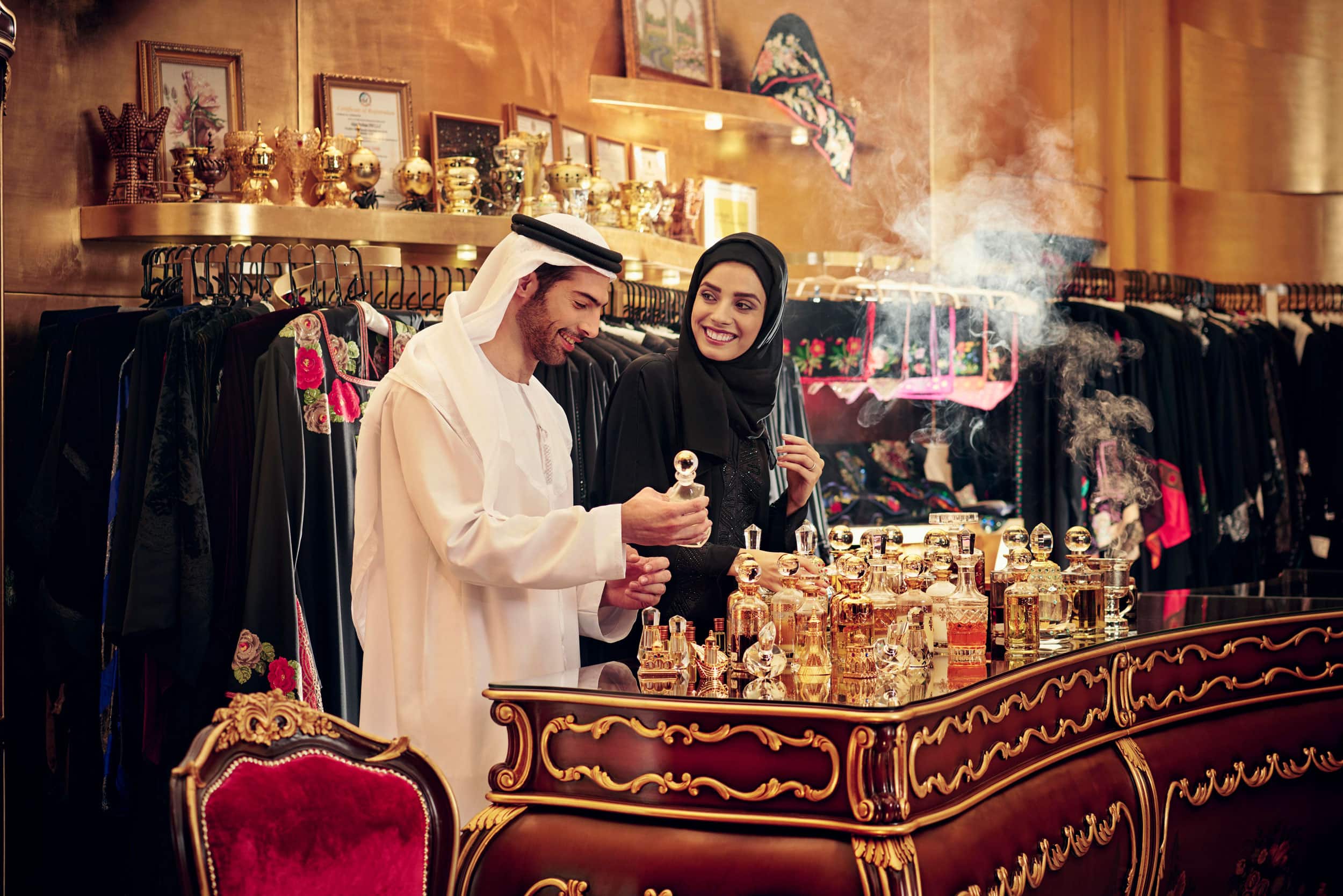 Как живут арабские. Рынок в арабских Эмиратах. Арабские эмираты магазины. Рынок парфюмерии в Дубае. Парфюмерные магазины в ОАЭ.