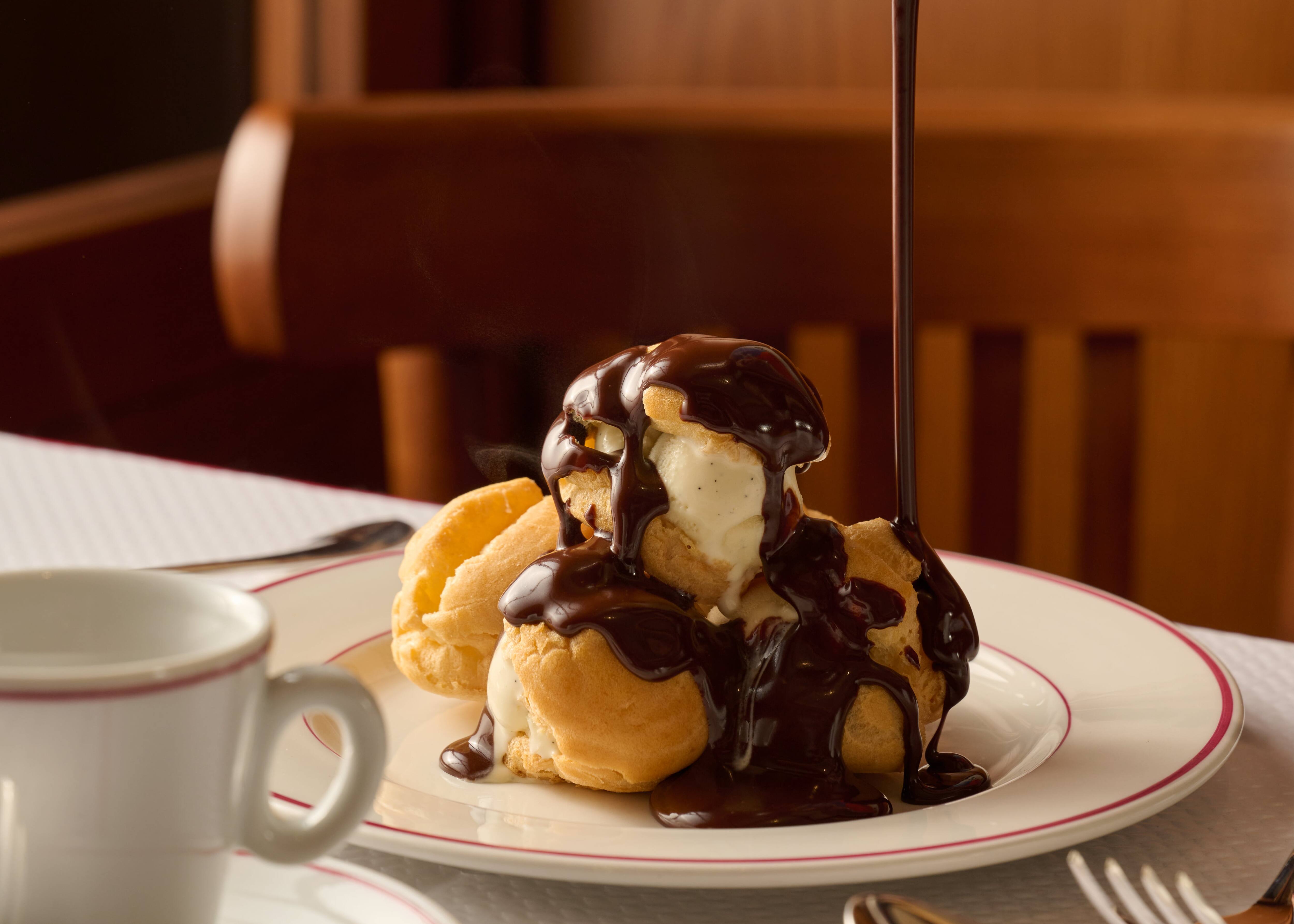 le relais de l'entrecote French restaurant profiteroles
