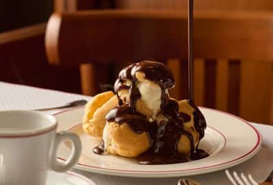 le relais de l'entrecote French restaurant profiteroles