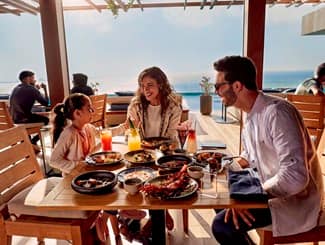 Dinning people focused