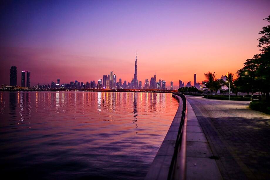 Dubajský kanál, městské panorama, večer