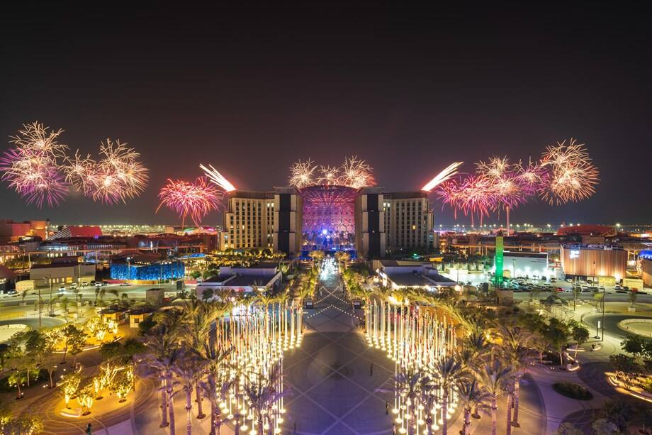 זיקוקים בטקס הפתיחה של תערוכת Expo 2020 Dubai