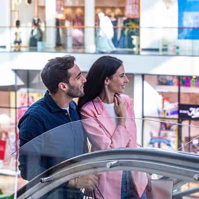 Couple in the shopping mall 