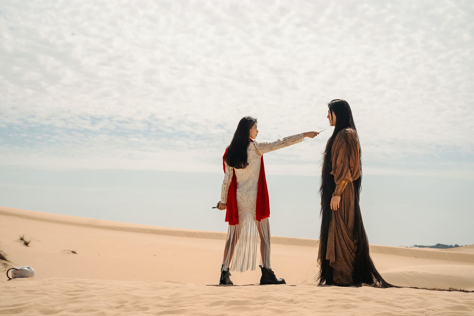 裴秀智和金宇彬在迪拜沙漠