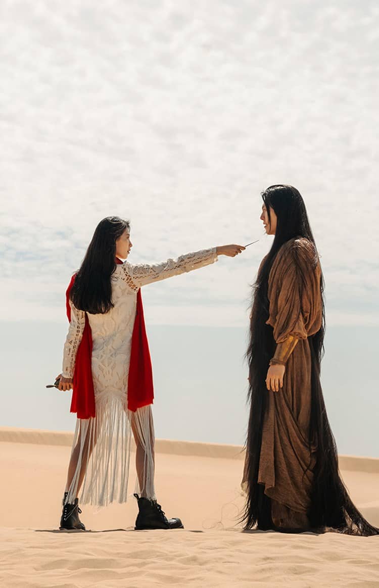 두바이 사막에 있는 수지와 김우빈