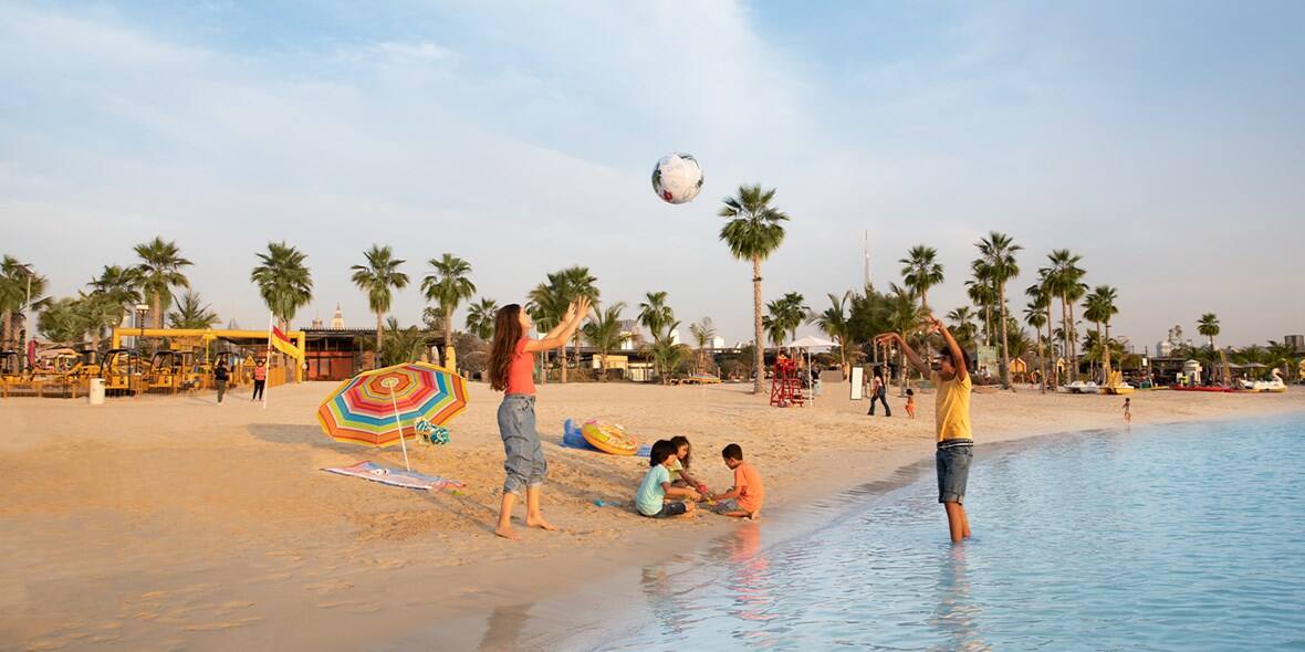 La Mer Beach, Family, European