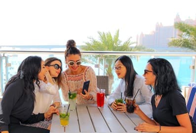 朋友们在看手机 亚特兰蒂斯