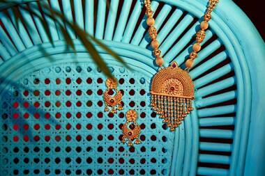 Gold necklace and earrings from Damas store