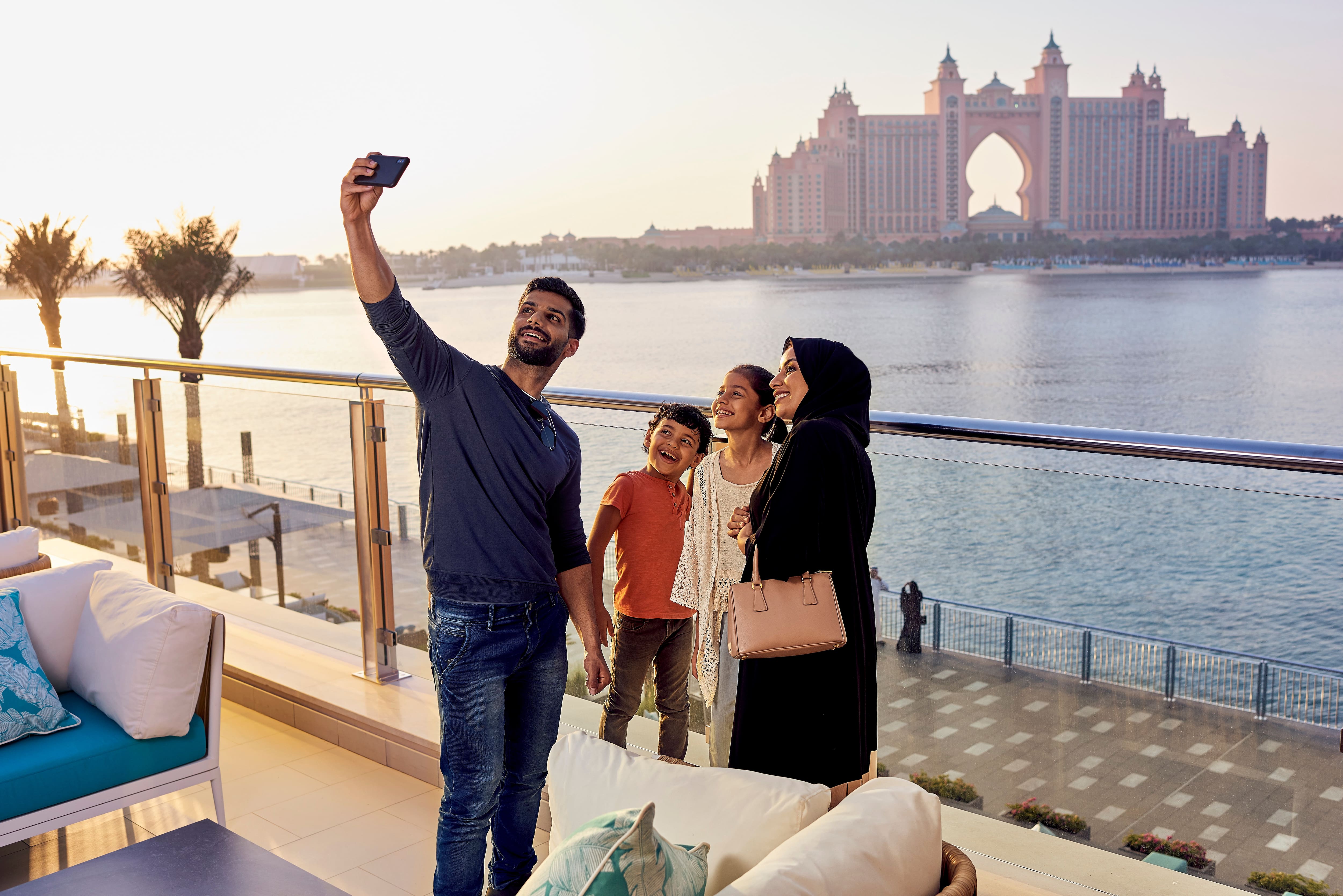 dubais-photogenic-spots-family-the-pointe-header