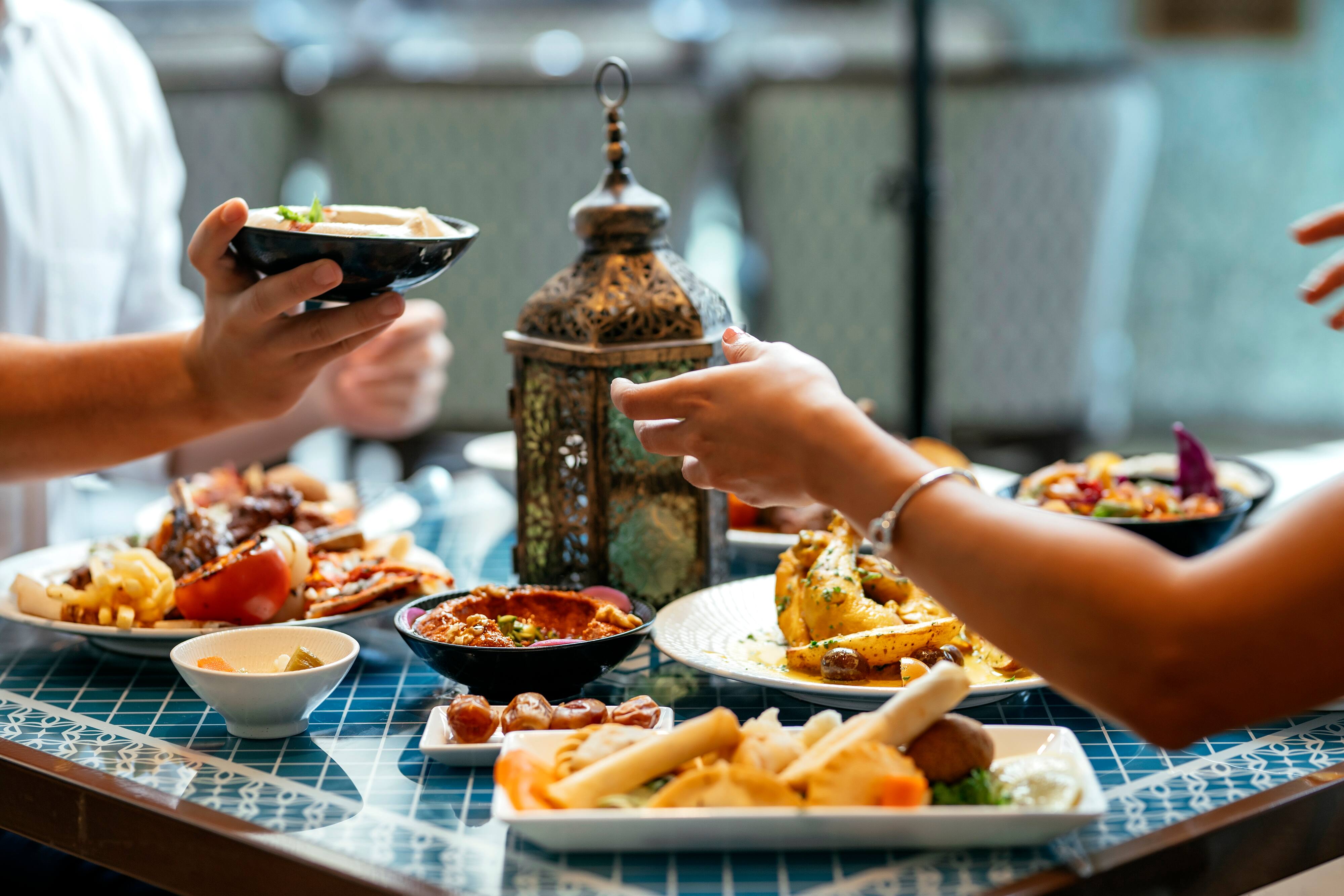 Hoe Laat Mag Je Eten Tijdens Ramadan? Het Schema Uitgelegd.