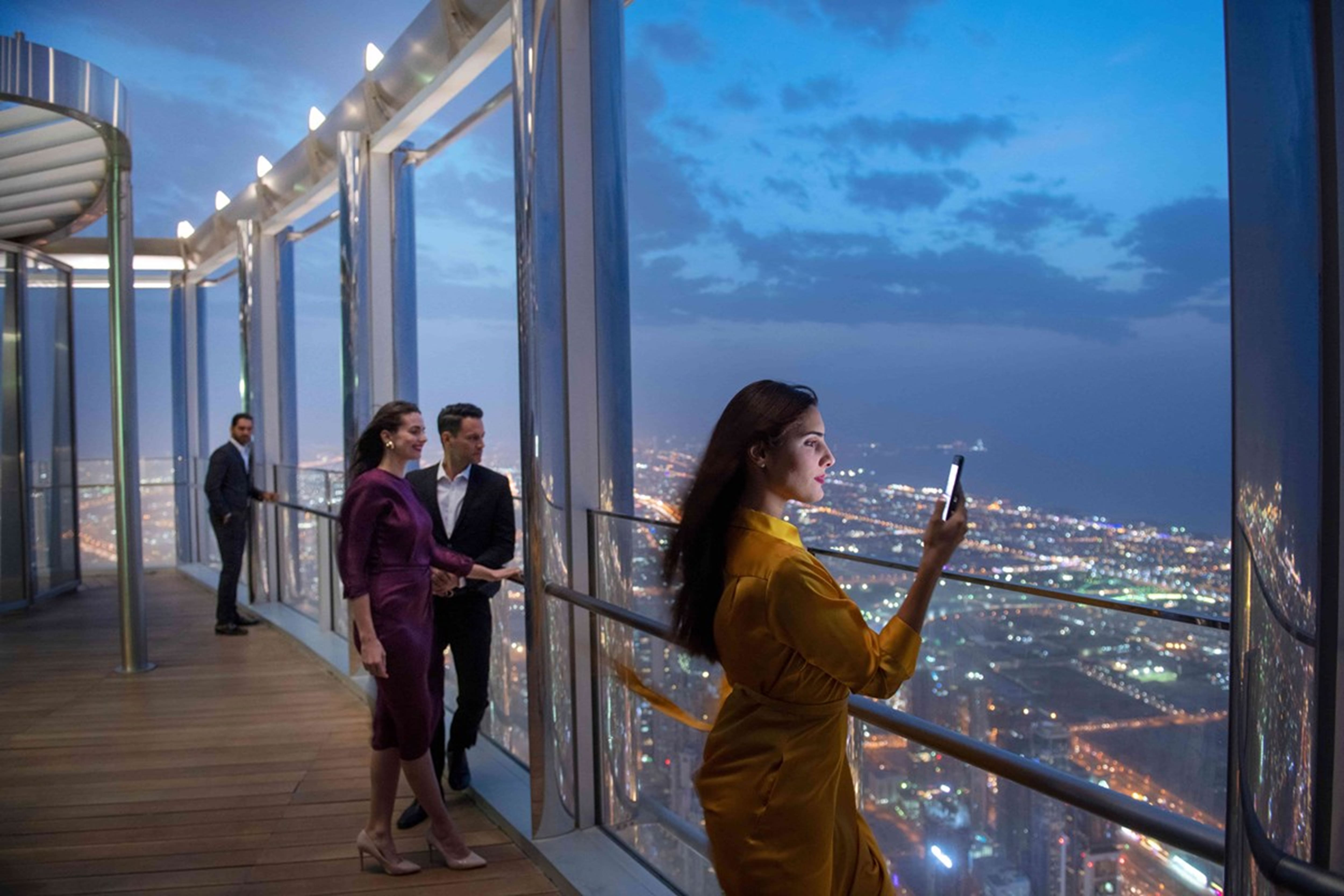 Бурдж халифа какие этажи. Дубай Бурдж Халифа смотровая. Смотровая площадка Бурдж Халифа. Смотровая площадка Бурдж Халифа 124 этаж. Дубай Бурдж Халифа смотровая площадка.