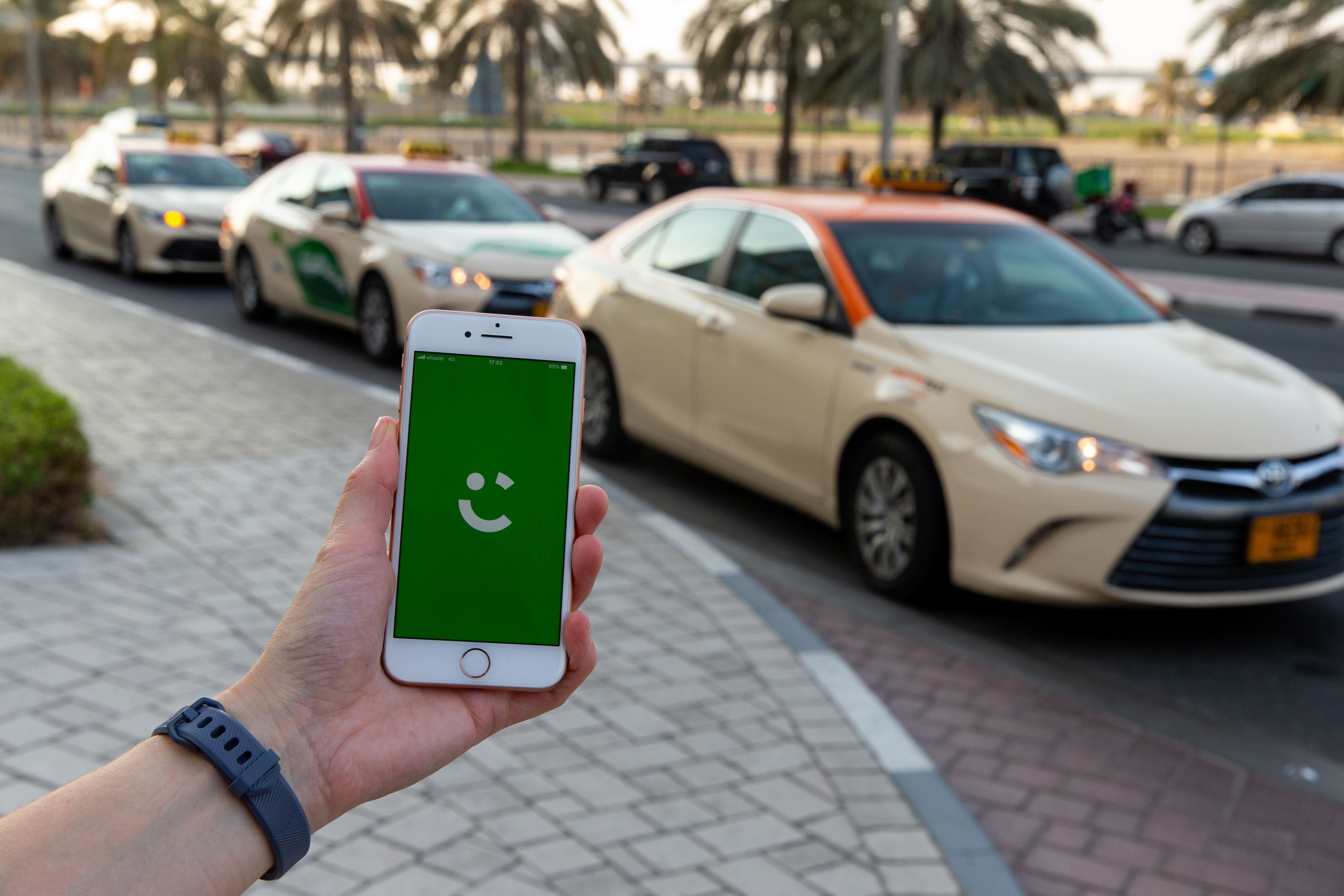Такси в оаэ приложение. Careem. Uber в Дубае. Машины в Uber Green Dubai. Uber Green в Дубай.